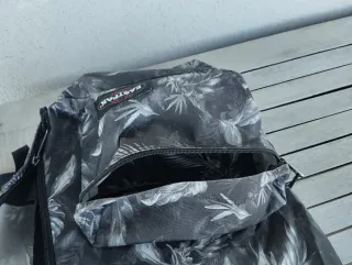 Mochila Eastpak Estampada Gris