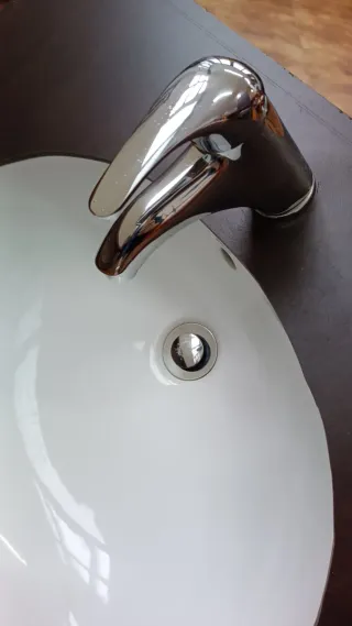 Lavabo bajo encimera con grifo