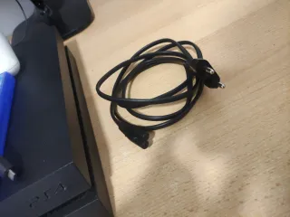 PS4 Fat 500GB + 2 mandos + cables