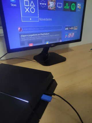 PS4 Fat 500GB + 2 mandos + cables