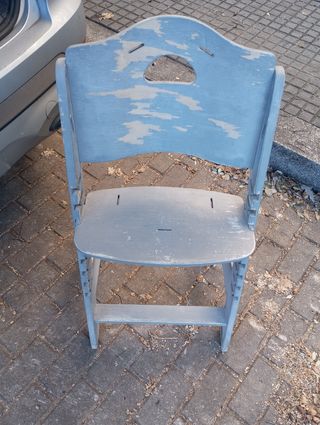 Silla infantil de madera azul
