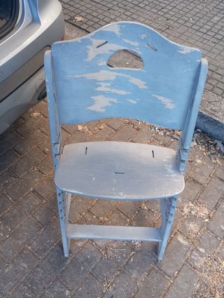Silla infantil de madera azul