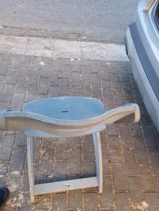 Silla infantil de madera azul