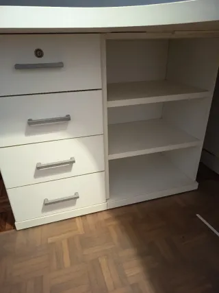 Escritorio blanco con cajonera