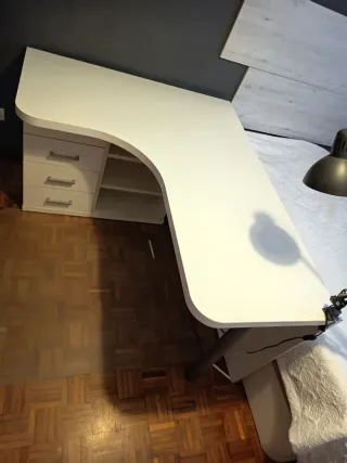 Escritorio blanco con cajonera