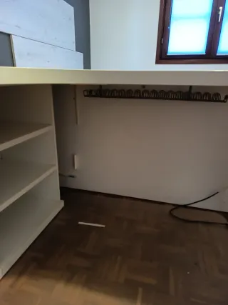 Escritorio blanco con cajonera