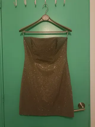 Vestido palabra de honor brillante.