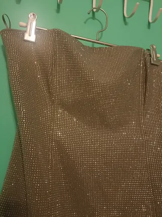 Vestido palabra de honor brillante.