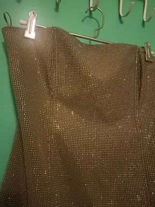 Vestido palabra de honor brillante.