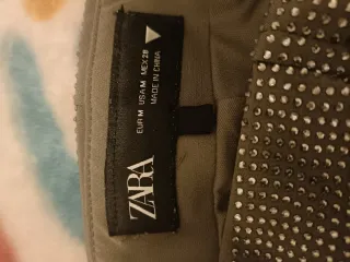 Vestido palabra de honor brillante.