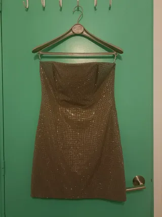 Vestido palabra de honor brillante.