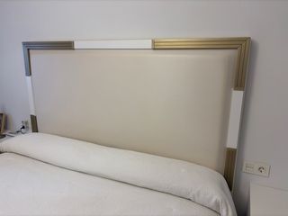 Cabecero y mesita de noche beige/blanco