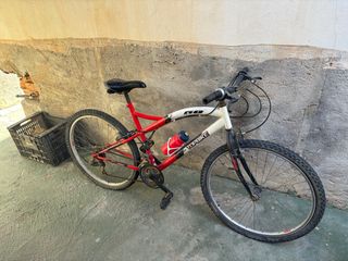 2 bicicletas una de montaña y otra de trial