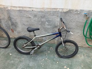 2 bicicletas una de montaña y otra de trial