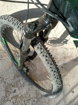 Bicicleta Giant Montaña Negra y Verde