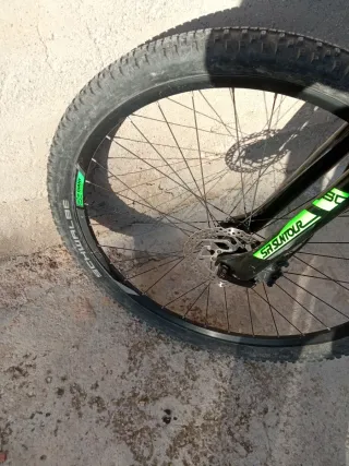 Bicicleta Giant Montaña Negra y Verde