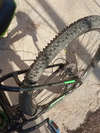 Bicicleta Giant Montaña Negra y Verde