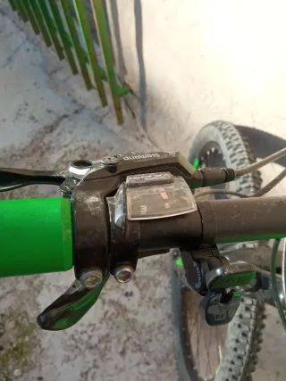 Bicicleta Giant Montaña Negra y Verde