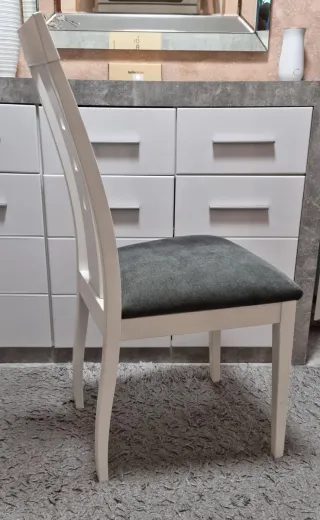 Silla de comedor blancas y grises.