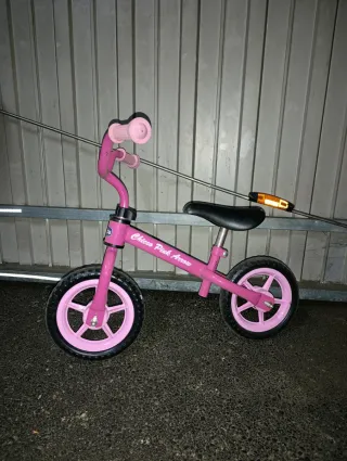 Bicicleta sin pedales rosa