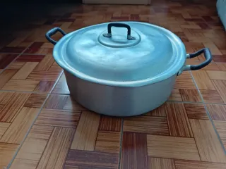 Olla de aluminio vintage con asas
