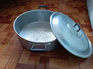 Olla de aluminio vintage con asas