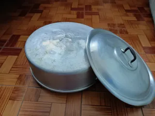 Olla de aluminio vintage con asas