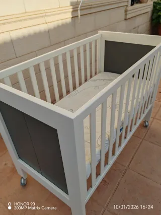 Cuna de bebé blanca con ruedas