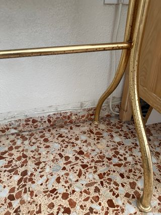 Espejo de pie dorado con marco. Vintage