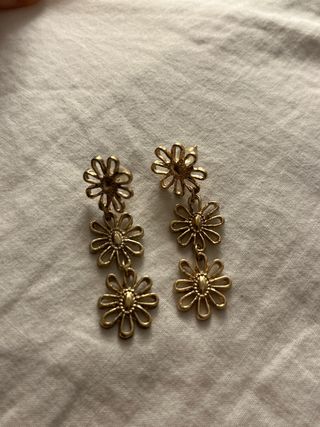 Pendientes dorados con diseño de flor