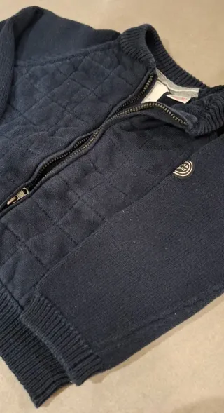 Chaqueta bebé azul con cremallera de Zara