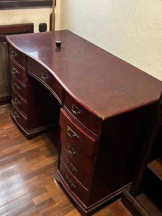 Escritorio antiguo de madera