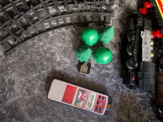 Tren de juguete con vagones y vías batería