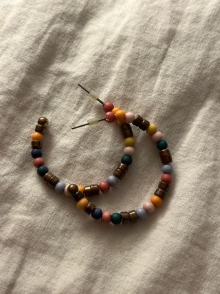 Pendientes aro multicolor con cuentas doradas