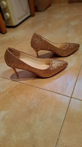 Zapatos de tacón dorados con purpurina