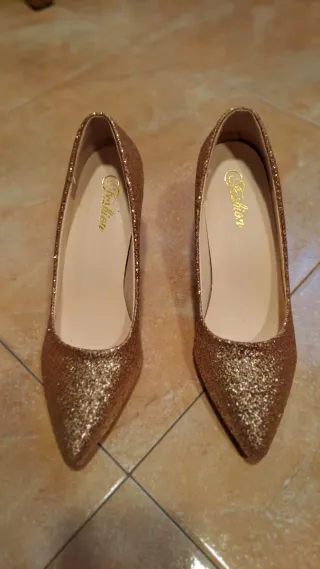 Zapatos de tacón dorados con purpurina