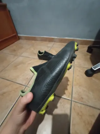Botas de fútbol Puma negras y verdes