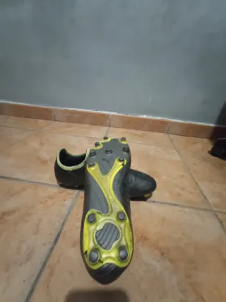 Botas de fútbol Puma negras y verdes