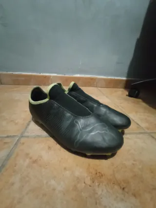 Botas de fútbol Puma negras y verdes