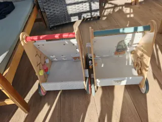 Correpasillos de madera con actividades