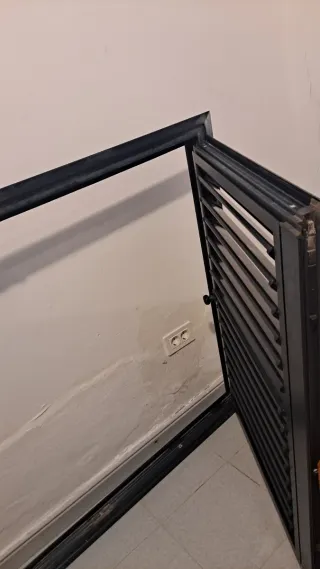 Contraventana aluminio azul fija con marco