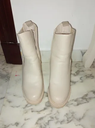 Botines beige de tacón