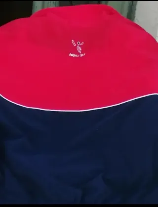 Chaqueta deportiva azul y roja