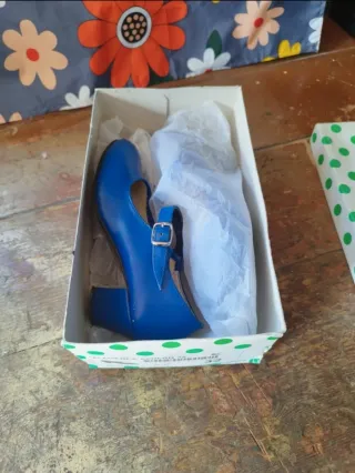 Zapatos azules de tacón con hebilla