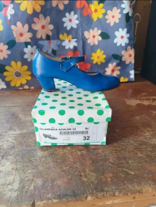 Zapatos azules de tacón con hebilla
