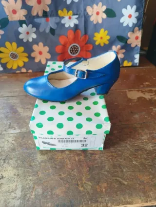 Zapatos azules de tacón con hebilla
