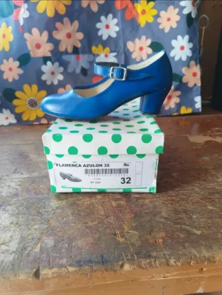 Zapatos azules de tacón con hebilla