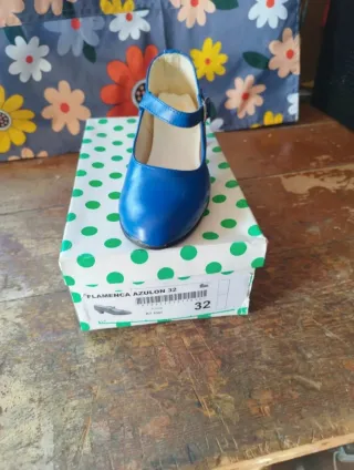 Zapatos azules de tacón con hebilla