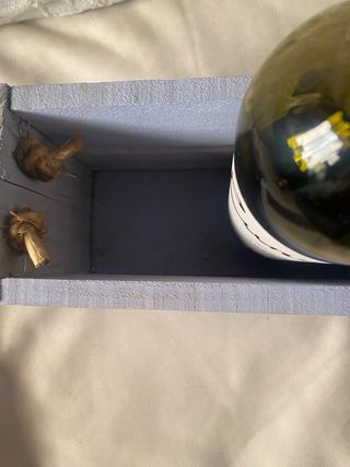 Caja de madera azul claro con cuerdas