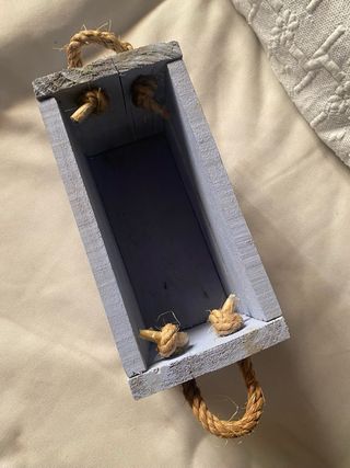 Caja de madera azul claro con cuerdas